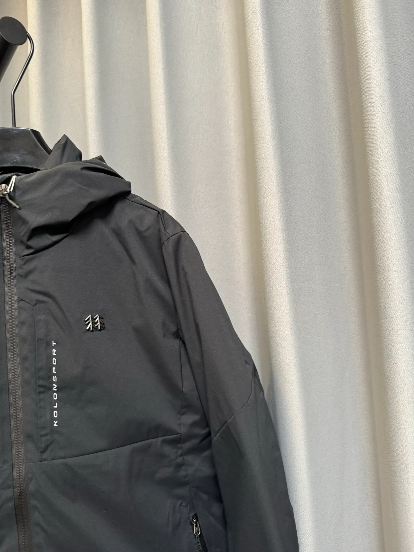 [Premium Replica] KOLON/KOLON S ORT HIKING 26fw Men's and Women's Waterproof and Windproof Outdoor Jacket Down Jacket KOLON/KOLON S ORT HIKING 26fw Men's and Women's Waterproof and Windproof Outdoor Jacket Down Jacket 90% Goose Down Content Fill Level Direct Temperature Locking The wardrobes of boys and girls really lack a down jacket that is not bloated, not exaggerated, and can be worn for both business and leisure! ▫️Stand-collar hooded design, neat and clean, looks good with shirts, sweaters, and T-shirts, formal to work, casual in daily life ▫️Durable waterproof and windproof surface fabric, fine water-repellent fabric, not afraid of getting wet in light rain, not easy to get dusty and wrinkled ▫️High-quality goose down filling, hot-pressed velvet filling process, almost no velvet worry; slightly loose fit, not tight or bulging ▫️The details are all minimalist: the main zipper is fully taped, the chest has a hidden zipper pocket + the side seam invisible pocket is safe for keys and mobile phones; the cuffs have adjustable buckles to firmly block the cold wind; the small "two trees" embroidered logo is very low-key, unobtrusive and textured. The whole piece is high-end and durable, with no unnecessary decoration. Whether you are driving, going on a business trip, or traveling on the weekend, you can get it all in one piece, the same style for men and women. Color: black Size: m/l/xl/2xl/3xl
